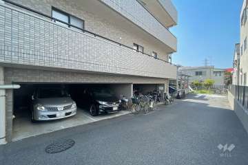 敷地内駐車場（屋内平面式）と駐輪場