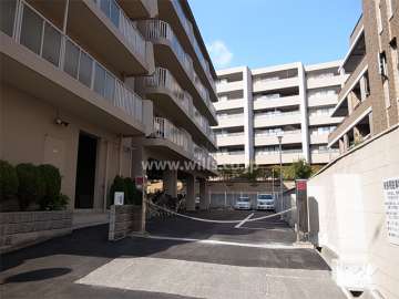 駐車場入口（ロボットゲート付き）