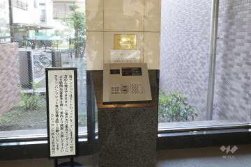 エントランスはオートロック付きです。　