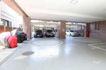 敷地内駐車場（屋内機械式）、バイク置場　