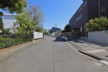 敷地北東側の前面道路（北西側から）