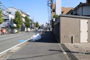 敷地北側の前面道路（西側から）