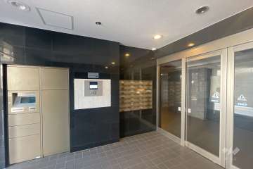 エントランスはオートロック付きです。