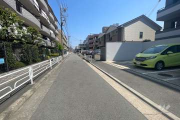 敷地北側の前面道路