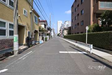 敷地西側の前面道路(南側から)