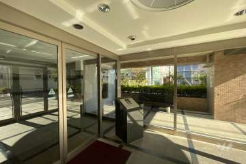 エントランスはオートロック付きです。