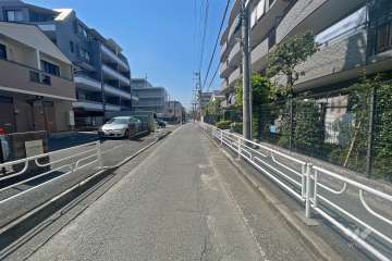 敷地南側の前面道路（東側から）