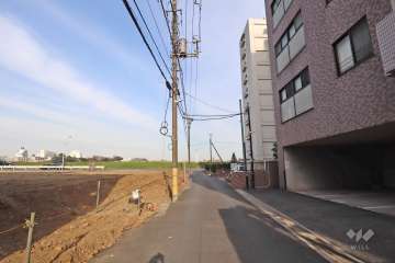敷地北側の前面道路(西側から)