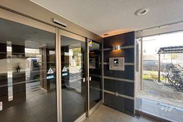 エントランスはオートロック付きです。