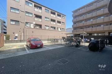 敷地内駐車場（屋外平面式）と駐輪場