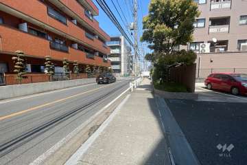 敷地西側の前面道路（南側から）