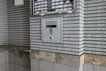 エントランスはオートロック付きです。　