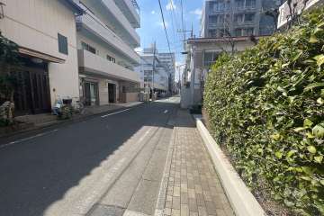 敷地南側の前面道路（東側から）