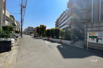 敷地北側の前面道路（西側から）