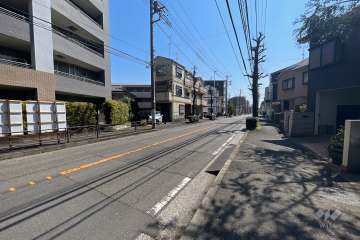 敷地南西側の前面道路（北西側から）