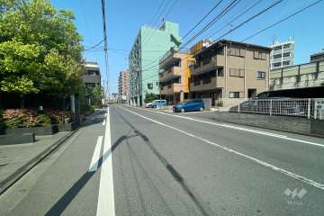 敷地北側の前面道路（東側から）