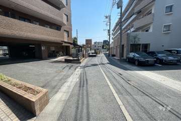 敷地西側の前面道路（北側から）