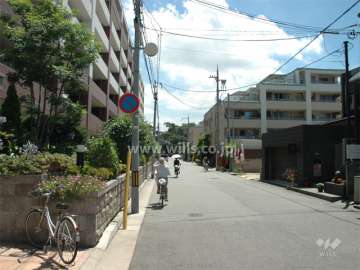 敷地南側の道路。周辺は区画の整った住宅地です。