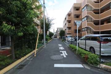 敷地西側の前面道路