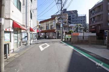 敷地北西側の前面道路（南西側から）