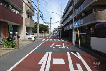 敷地西側の前面道路(南側から)