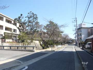 周辺の街並み。目の前は桜並木で川も流れています