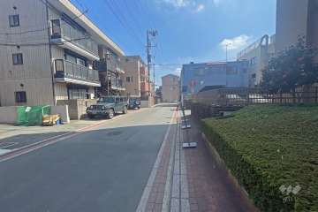 敷地北側の前面道路（東側から）