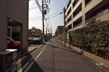 敷地南側の前面道路(東側から)