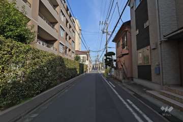 敷地南側の前面道路(西側から)