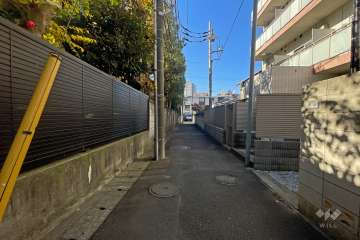 敷地西側の前面道路