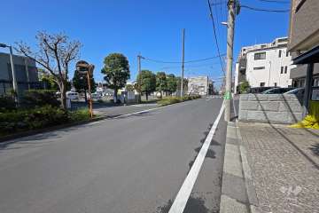 敷地南側の前面道路（東側から）