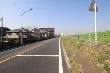 敷地北東側の前面道路(南東側から)