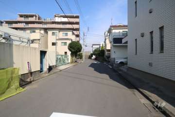 敷地南東側の前面道路(南西側から)