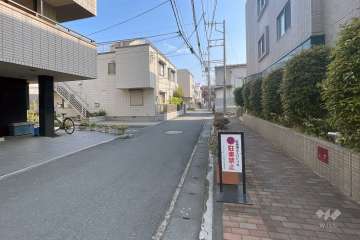 敷地東側の前面道路（北側から）