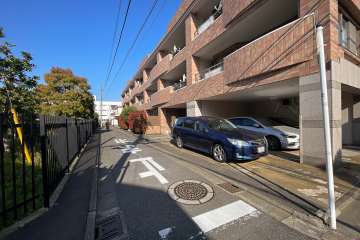 敷地南側の前面道路（東側から）