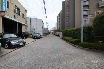 敷地東側の前面道路(北側から)