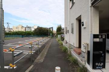 敷地北側の前面通路（西側から）