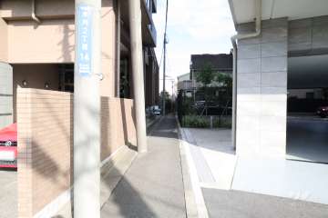 敷地南側の前面道路（西側から）