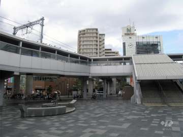 ロイヤル西宮今津駅前の外観（今津駅から・中央奥）
