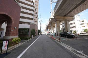 敷地北側の前面道路（東側から）
