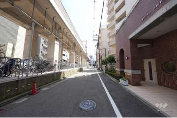 敷地北側の前面道路（西側から）