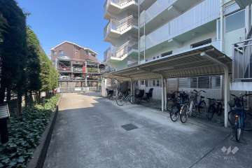 敷地内駐車場（屋外機械式）と駐輪場