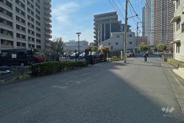 敷地北東側の前面道路（南東側から）