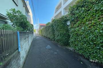 敷地西側の前面道路（南側から）