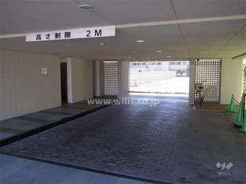 敷地内駐車場の入口にはリングシャッターが設置されています。（入口横には来客用駐車場もあります。）