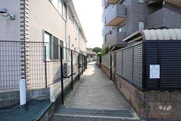 敷地南東側の前面通路(北東側から)