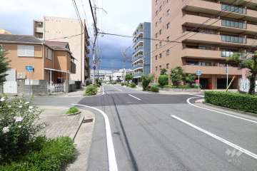 敷地西側の前面道路