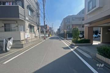 敷地北側の前面道路（西側から）