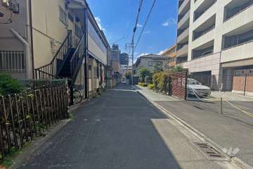 敷地南側の前面道路（東側から）