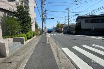 敷地南西側の前面道路（北西側から）